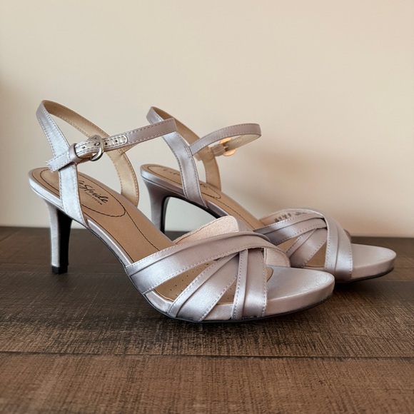 Life Stride Metallic Silver Heels - Picture 1 of 6